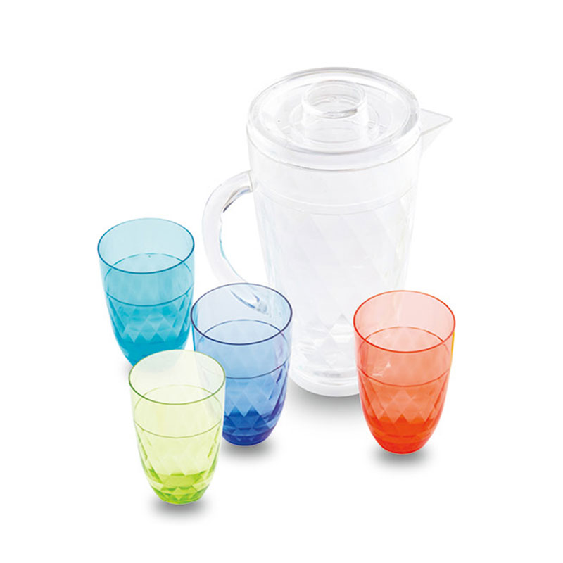 إبريق به أربعة أكواب