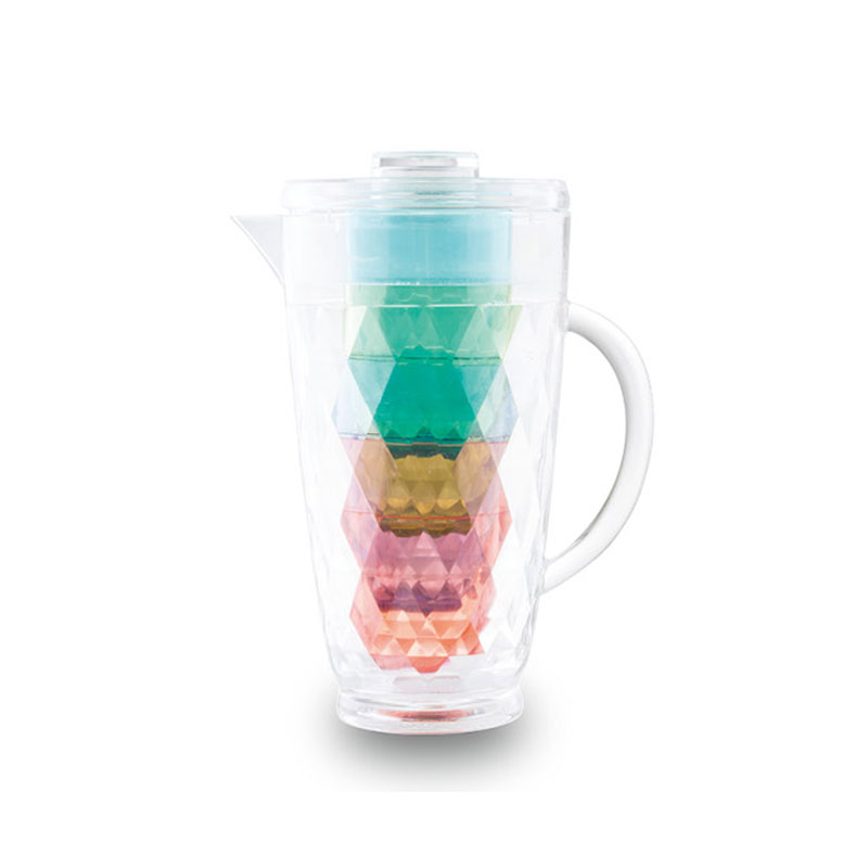 إبريق به أربعة أكواب